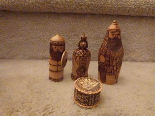 Great Russian Birch Bark Wood Ring Box Mockba Christian Church & 3 Figures 1.  9 "