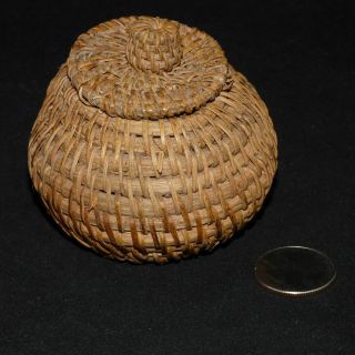 VINTAGE TINY INTRICATE ROUND WOVEN GRASS BASKET W/ LID 9 
