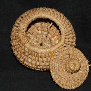 VINTAGE TINY INTRICATE ROUND WOVEN GRASS BASKET W/ LID 9 