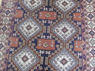 A Fantastic Old Handmade Trditional Azerbaijan Oriental Rug (196 X 140 Cm)