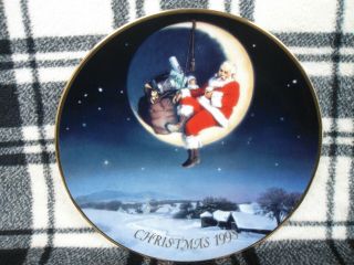 Vintage 1998 Avon " Greetings From Santa " Christmas Plate 22kt Gold Trim
