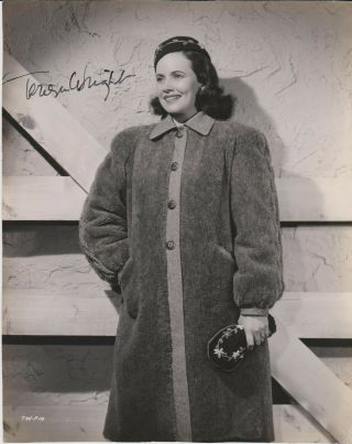 Teresa Wright (1918 - 2005) Mrs Miniver,  The Best Years Of Our Lives Signed 8x10pic