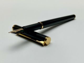 Vintage Dunhill Black Lacquer Fountain Pen
