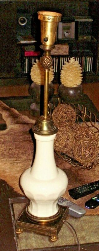 Vintage Stiffel Mid - Century Hollywood Regency Lamp Lenox Porcelain Pineapple