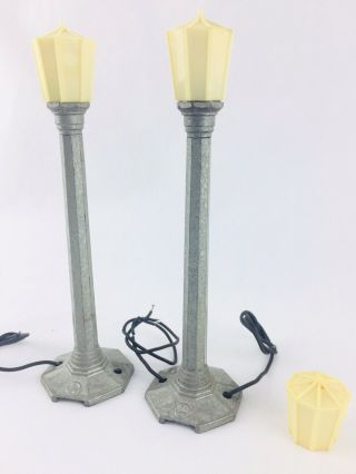 Vintage Lionel O Scale Railroad Street Lamps W/ Extra Lamp Cover - Cast Metal