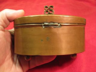 A VINTAGE/ANTIQUE HAND MADE EUROPEAN COPPER BOX WITH CROSSED ARROWS CREST 3