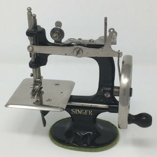 C.  1910 Antique Singer Sewhandy 20 Toy Sewing Machine Vintage Cast Iron 7 Spoke