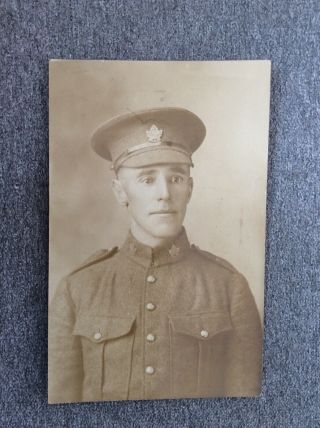 Ww1 Postcard Photo Of Canadian Soldier Cap Badge And Collar Badges