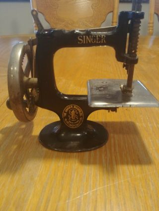 Vintage Cast Iron Singer Toy Sewing Machine 4 Spoke Miniature It