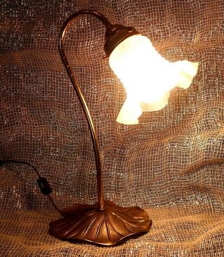 Vintage L&l Wmc Brass Desk Table Lamp Goose Neck Lily Pad Base 14.  5 " Tall