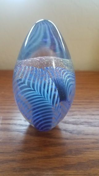 Vintage 1992 Robert Eickholt Blue Feathered Iridescent Art Glass Paperweight 4 "