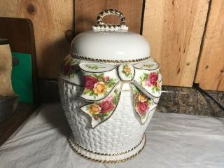 Vintage 1962 Royal Albert Old Country Rose Basket Weave Biscuit Cookie Jar
