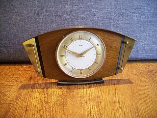 Vintage Retro Mid 20th Century Oak and Brass Cased Metamec Mantel Clock (Quartz) 3