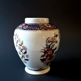 Imari Ginger Jar Pattern Oriental Traditional Colors Gold Accents 8.  5 