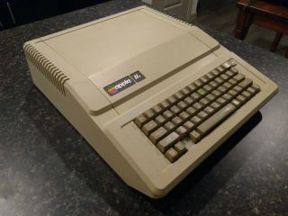 Apple Iie A2s2064 - Fully Cleaned And W/ 5.  25 Floppy Drive - Vintage
