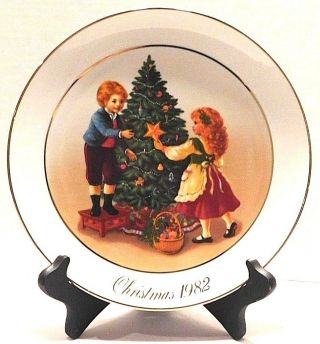 Avon 1982 Christmas Plate " Keeping The Christmas Tradition " 22k Gold Trim