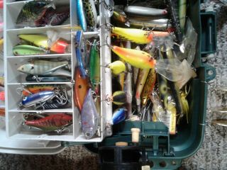 VINTAGE TACKLE BOX FULL OF LURES 85,   3