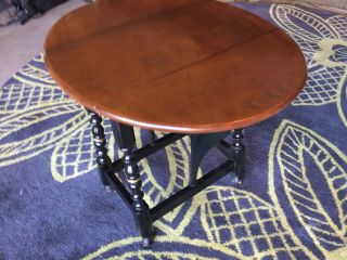 Early American Hitchcock Maple End Table With 2 Drop Leaf Sides And Black Base