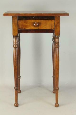 A FINE 19TH C HAMPSHIRE FEDERAL ONE DRAWER STAND IN TIGER MAPLE AND CHERRY 2