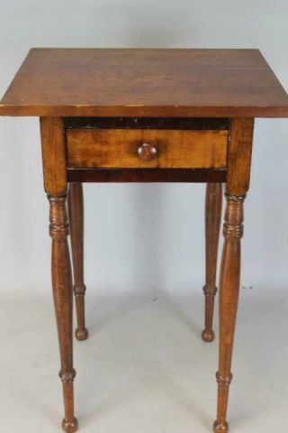 A FINE 19TH C HAMPSHIRE FEDERAL ONE DRAWER STAND IN TIGER MAPLE AND CHERRY 3