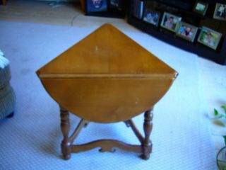 Vtg Unique Cloverleaf Shaped End Side Table Triangle Dropleaf Maple Wooden Mcm