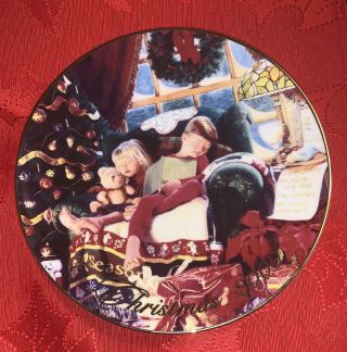 Avon Vintage 2000 Christmas Dreams Porcelain 8 " Plate 22k Gold Trim