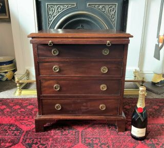 Fine Small Country Period George Iii Mahogany Chest Of Drawers - Brushing Slide