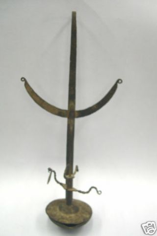 ANTIQUE OLD WROUGHT IRON HANGING OIL LAMP. 3