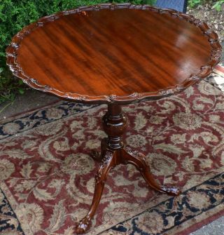 1940s English Chippendale Mahogany Pie Crust Tilt Table / Side Table / End Table