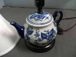 TEAPOT TABLE LAMP W/ SHADE - FLORAL - WHTIE W/ BLUE - 9 1/2 