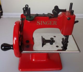 Vintage Singer Hand - Crank Sewing Machine W/ Case