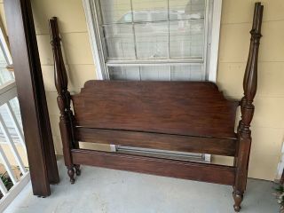 Henkel Harris Solid Mahogany Queen Size Pencil Point Poster Bed