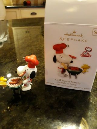 Hallmark Keepsake Ornament - Spotlight On Snoopy - Grill Master Snoopy - 2011 2