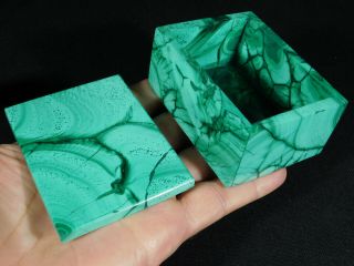 A Removable Top On This Deep Green Colored Malachite Box From The Congo 300gr E
