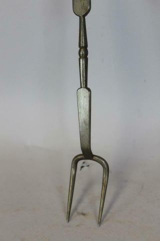 A GREAT EARLY 18TH C WROUGHT IRON TWO TINE ROASTING FORK IN OLD POLISHED SURFACE 3