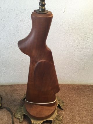 VINTAGE WALNUT WOODEN GUN STOCK TABLE LAMP WITH BRASS BASE. 2