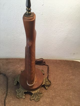 VINTAGE WALNUT WOODEN GUN STOCK TABLE LAMP WITH BRASS BASE. 3
