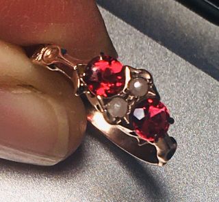 Vintage Victorian 10kt Yellow Gold Women’s Ring W/ 2 Garnets And 2 Seed Pearls