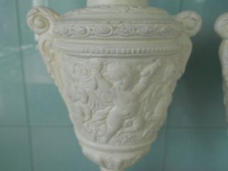 A LARGE VINTAGE EMBOSSED CHERUB CREAM COLOURED TABLE LAMPS - 36 CMS TALL 2