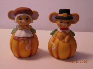 Set Of 2 Lefton Thanksgiving Pilgrim Mouse On Pumpkins Figurines 03111 W Tags