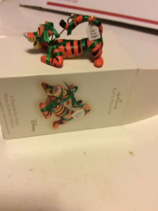 A Present For Pooh 2008 Hallmark Disney Ornament Winnie The Pooh Tigger Ribbon