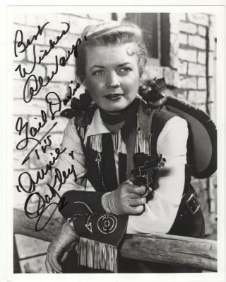Gail Davis (annie Oakley) Autographed Photograph.  8 " X10 " B&w Signed Photo.