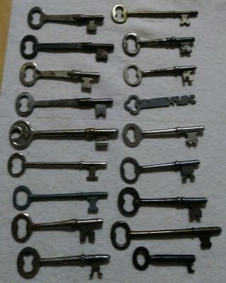 18 Vintage Skeleton Keys