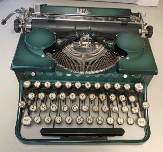 Vintage Royal Portable Typewriter Model P P1801410 W/brown Case