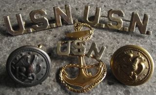 Possible Ww1/ww2 United States Navy Collars & Cap Badge With A Couple Of Buttons