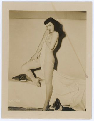 Pin - Up Icon Bettie Page Vintage 50s Bawdy Flirtatious Boudoir Glamour Photograph