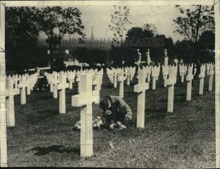 1930 Press Photo Mother Grieves At Grave Of Son Killed In World War I In France