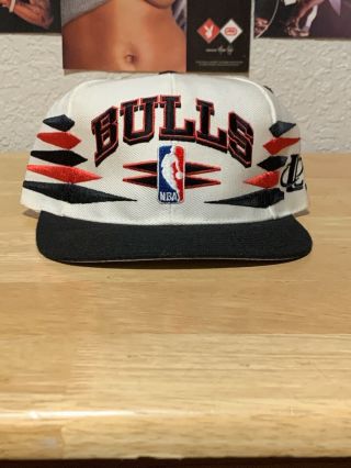 Chicago Bulls Basketball Vintage White Logo Athletic Diamond Snapback Hat Cap