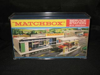 Vintage Matchbox Service Station Set Mg - 1 With Acrylic Display Case