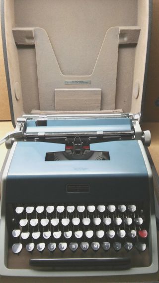 Vintage Olivetti Underwood Portable Typewriter In Carrying Case